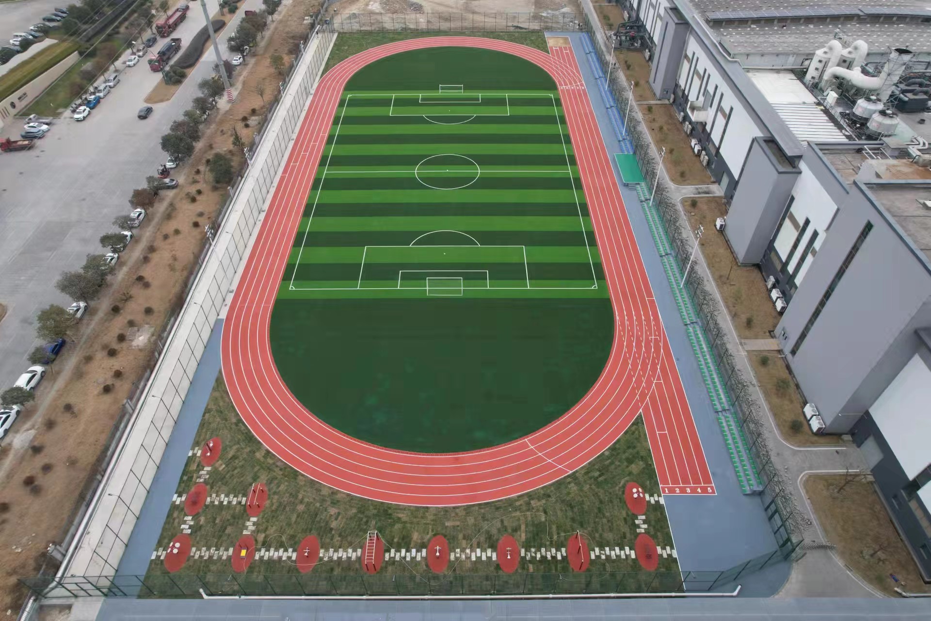 塑膠跑道廠家怎樣選擇，塑膠跑道廠家前期施工，溢邦體育給您解答